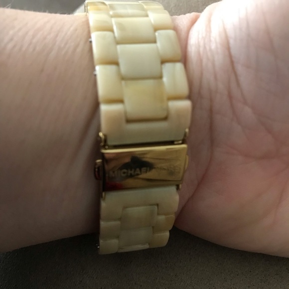 Michael Kors shell watch - Picture 3 of 8